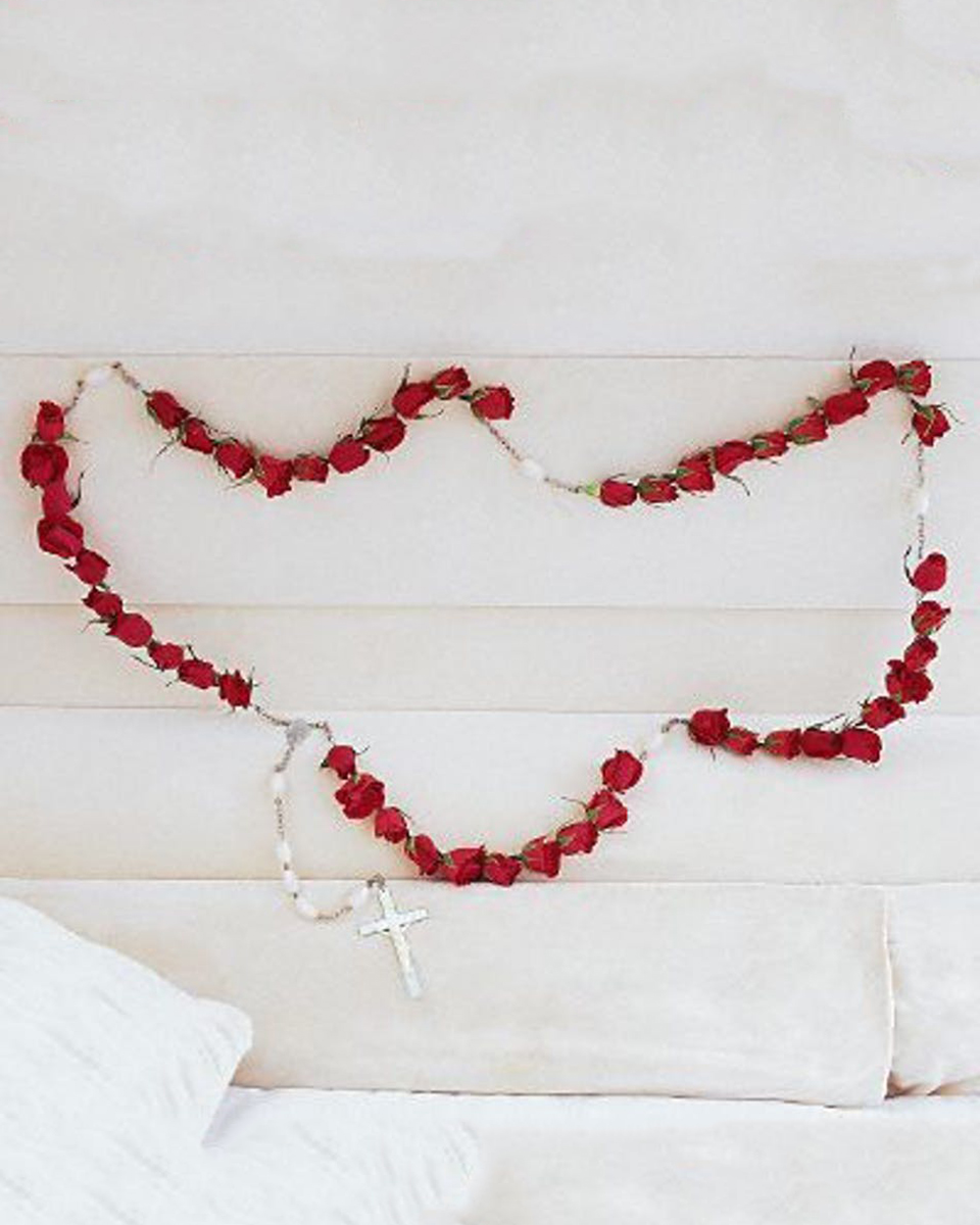 50 Red Rose Rosary 50 Red Roses-Standard 50 Beautiful Red Roses are used to create an Elegant Rosary.
DELIVERY: Every order is hand-delivered direct to the recipient. These items will be delivered by us locally, or a qualified retail local florist.