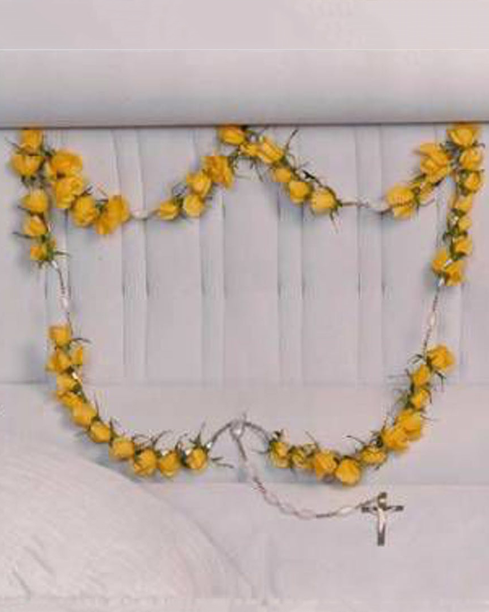 50 Yellow Rose Rosary 50 Yellow Roses-Standard 50 Yellow Rose Rosary Sympathy Flower Arrangement
DELIVERY: Every order is hand-delivered direct to the recipient. These items will be delivered by us locally, or a qualified retail local florist.